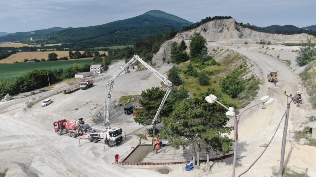 Betonáž v kameňolome Trstín